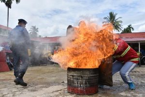 Atasi Kebakaran Kecil, Personil RSIA Lubukbasung Simulasi Pemadaman