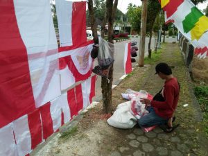 Jelang HUT RI Pedagang Bendera Raup Keuntungan