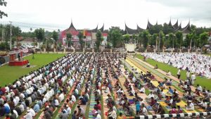 Ribuan Warga Shalat ID Bersama Bupati
