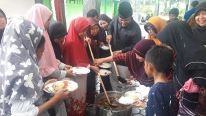 Bupati dan Wakil Bupati Makan Sup Qurban Bersama Warga