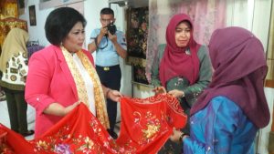 Istri Wakil Gubernur Lemhanas Kagumi Kerajinan Agam