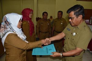 SK Mutasi Pejabat Fungsional Disdikbud. Agam Diserahkan