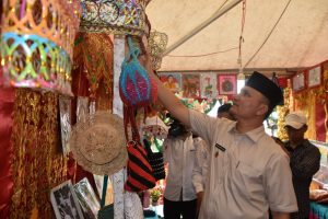 Wabup Agam Tinjau Stand Pameran Pendidikan