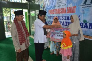 Baznas Agam Salurkan Zakat Pada 96 Mustahik