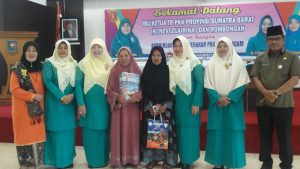 100 orang Lansia di Agam Terima Sembako dari LKKS Sumbar