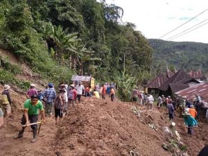 Warga Baso dan Palembayan Bersihkan Material Longsor