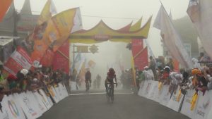 Massa Sorak-sorai Sambut Kedatangan Pebalap