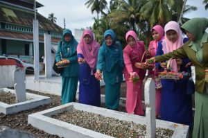 Peringati Hari Ibu ke-90 GOW Ziarah ke Makam Mandeh Siti