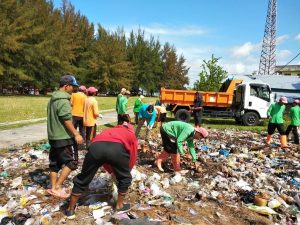 Awal Tahun Yang Indah, Warga Tiku Gelar Aksi Bersih-bersih