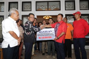 Bupati Agam Bantu Korban Tsunami Lampung