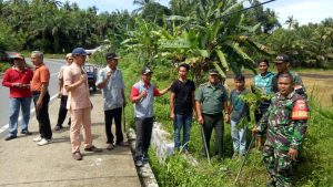 Masyarakat Manggopoh Kompak Bersihkan Area Fasum