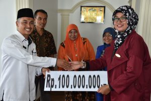Owner Hotel Sakura Syariah Salurkan Bantuan Rp100 Juta untuk Pengadaan Baju Santri