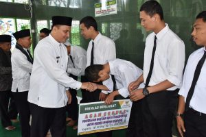 Baznas Agam Salurkan Zakat Pada Peserta Magang ke Jepang