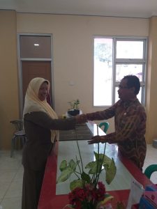 Inovasi Baru, Masyarakat Tilkam Berurusan ke Kantor Camat Dapat “Bonus”