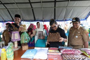 Hadiri Bulan Bakti Dasawisma, Sekda dan Rombongan Borong Produk UKM