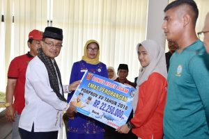 Bupati Agam Serahkan Bonus Atlet Peraih Medali di Porprov ke-XV