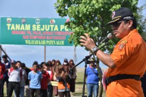 Antisipasi Dampak Tsunami. TNI, Polri dan Pemkab Agam Tanam Pohon di Pesisir Pantai