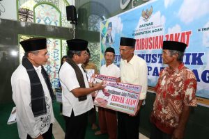 Sekda Agam Serahkan Zakat Rp 557 juta Kepada 320 Mustahik