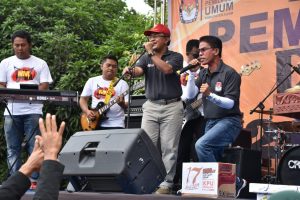 Bawakan Lagu Dewa 19 dan Anima, Bupati Agam Hibur Peserta Pemilu Run 2019