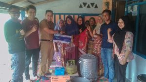 Camat Tanjung Mutiara Salurkan Bantuan Produksi Kepada Lima Kelompok UMKM