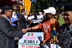 Bupati Agam Serahkan Hadiah Pemenang Lomba Adhikarya Pangan Nusantara