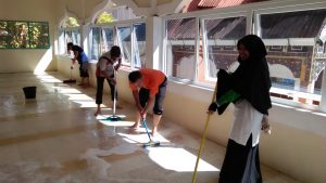 Masyarakat Nagari Padang Laweh Gelar Bhakti Sosial Bersihkan Masjid