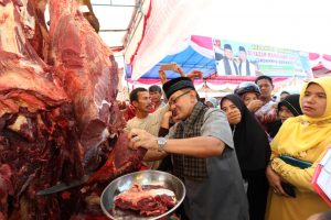 Pantau Bazar Murah, Bupati Agam Jadi Pedagang Dadakan