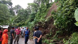Sempat Longsor di Dua Lokasi, Akses Jalan di Tanjung Raya Sudah Bisa Dilewati.