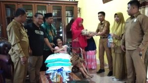 Dinsos Agam dan IWO Bantu Nursalti Janda Tujuh Anak