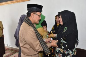 Bupati Agam Melayat ke Rumdis Pasbar, Istri Almarhum Syahiran Tak Kuasa Menahan Tangis