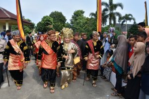 Tampil Beda, Bupati Agam Kenakan Pakaian Adat Saat Lepas Pawai Alegoris