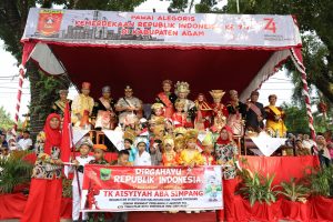 Tidak hanya dari Agam, Duo Sekolah Padang Pariaman Ikut Meriahkan Pawai Alegoris di Agam