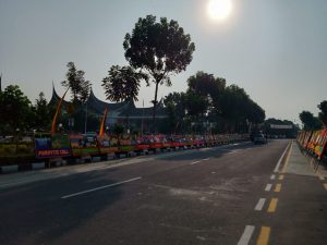 Hari Pelantikan Anggota DPRD Agam, Jalan Sudirman Dibanjiri Karangan Bunga