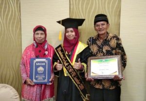 Membanggakan, Dua Mahasiswi Binaan Baznas Agam Kembali Lulus Cumlaude
