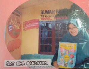 Kisah Perjuangan Perempuan Inspiratif Agam Dirikan Rumah Baca