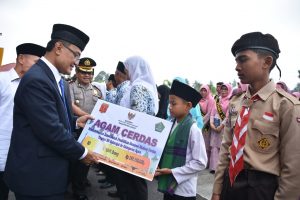 Baznas Salurkan Zakat Agam Cerdas Rp75,1 Juta