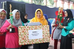 DWP BKD Juara Lomba Gerak Jalan Santai Peringatan Hari Ibu ke-91 di Agam