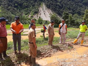 Pemkab Agam Bersihkan Material Banjir Bandang di Sungai Dareh