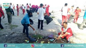 Peduli Lingkungan, Polres Agam Bersihkan Pantai Tiku