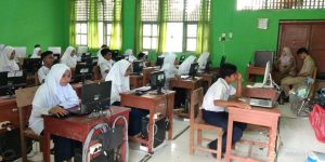 Pasca Banjir Bandang 63  Siswa Kelas IX MTsN 13 Agam Ikuti UAMBK