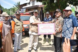 Pemprov Sumbar Serahkan Bantuan Kepada Korban Banjir Bandang Ampek Nagari