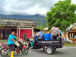 Tim Kampung Siaga Covid-19 Duo Koto Semprot Disinfektan di Fasum