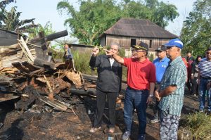 Kunjungi Korban Kebakaran di Biaro, Bupati Agam Berikan Bantuan