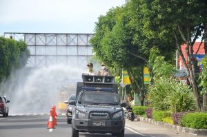 Indra Catri Pimpin Penyemprotan Disinfektan dengan Water Cannon di Jalanan Lubuk Basung
