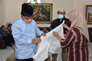 Puskesmas se-Agam Terima Bantuan APD dari IASMA 1 Landbouw Bukittinggi