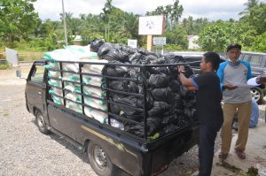 Kecamatan Ampek Nagari Salurkan Bantuan Pangan Bagi Masyarakat Terdampak Covid-19