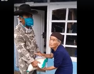 Berbagi Beras Gratis di Kabupaten Agam “ Virus Corona Menghampiri-Anak Nagari Berbagi “