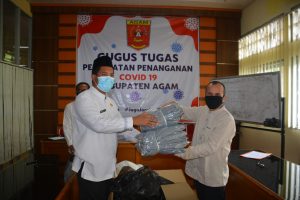 Alumni SMAN 1 Bukittinggi Kembali Bantu 110 Paket Baju Hazmat untuk Tenaga Medis Agam