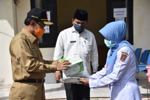 Kunjungi Empat Puskesmas, Bupati Agam Salurkan APD dan Rapid Test