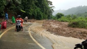 Masyarakat Gotong Royong Bersihkan Material Longsor Palembayan, Akses Kembali Normal